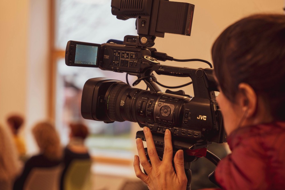 pexels-vladimirsrajber-15209331.jpg Frau mit Videokamera